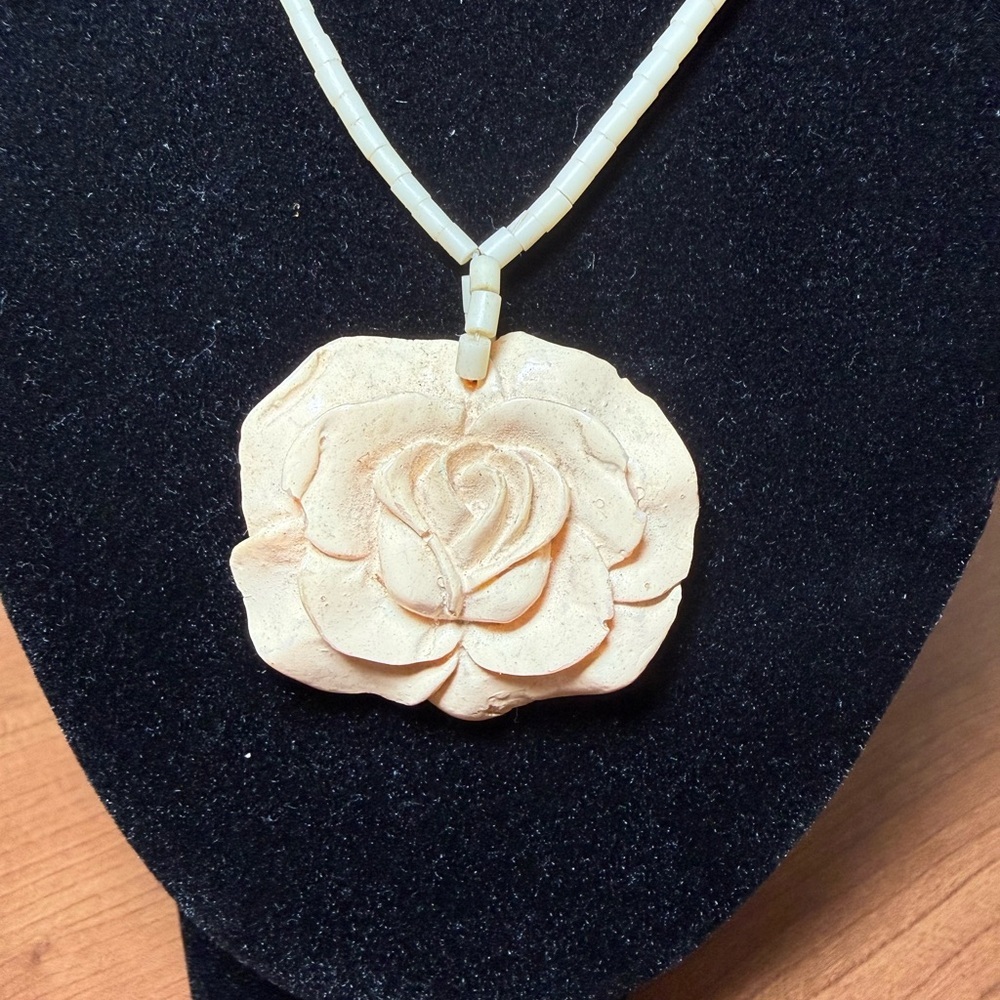 Antique carved bovine bone necklace with a rose pendant. - Picture 2 of 3